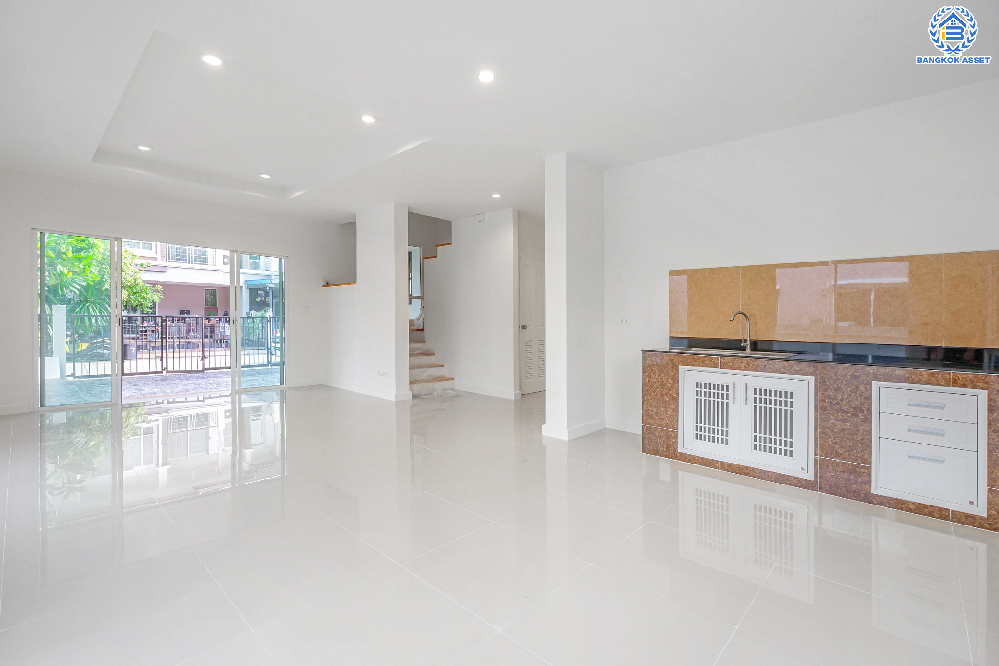 ทาวน์เฮ้าส์มือสองนนทบุรี ม.ไพร์มเพลส เดอะกรีนเนอรี่บางใหญ่ กาญจนาภิเษก ทาวน์โฮมหลังมุม เนื้อที่ 32 ตร.ว. ฟังก์ชัน 3 ห้องนอน 3 ห้องน้ำ จอดรถได้ 2 คัน ทำเลดีเดินทางสะดวก เชื่อมต่อถนนกาญจนาภิเษก ใกล้เซ็นทรัลเวสต์เกต และรถไฟฟ้าสายสีม่วง "สถานีคลองบางไผ่"